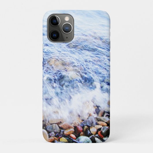 Blaues Wasser und bunte Steine Case-Mate iPhone Hülle (Rückseite)