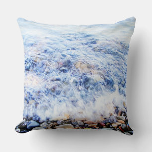 Blaues Wasser und Steine Kissen
