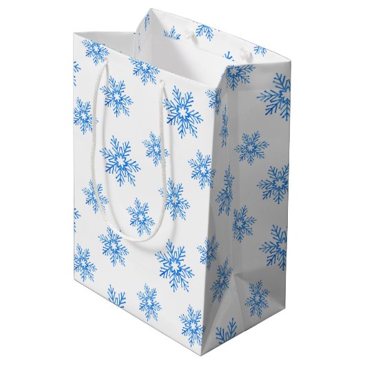 Blaues Wasserfarben-Schneeflockenmuster Mittlere Geschenktüte (Rückseite Schrägansicht)