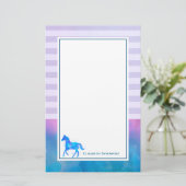 Blaues Wasserfarbenpferd auf horizontalen Streifen Briefpapier (Stehend Vorderseite)