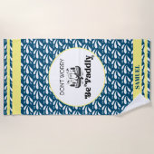 Blaues Wassermuster Streifen Retro Kanu Otter Name Strandtuch (Vorderseite)