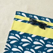 Blaues Wassermuster Streifen Retro Kanu Otter Name Strandtuch (Beispiel)