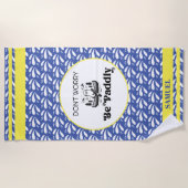 Blaues Wassermuster Streifen Retro Kanu Otter Name Strandtuch (Vorderseite)