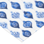 Blaues Weihnachtsbaumschmuck-Muster Tischdecke (Schrägansicht)