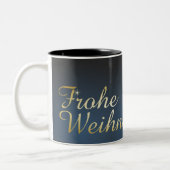 Blaues Weihnachtsmotiv mit goldenem Weihnachtsbaum Zweifarbige Tasse (Links)
