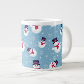 Blaues Weihnachtsmuster mit Schneemännern und Schn Jumbo-Tasse (Vorderseite Rechts)