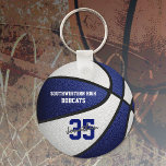Blaues Weiß Team Basketball-Girls Schlüsselanhänger<br><div class="desc">Dieser coole Basketball-Schlüsselanhänger zeichnet sich durch ein realistisches Basketballbild mit abwechselnd blau und weiß aufgefärbten Paneelen aus - einfach nach Schulnamen,  Maskottnamen und Spielername & Jersey Nummer anpassen - von katz_d_zynes</div>