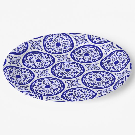 Blaues, weißes, gotisches Fliesenmuster Pappteller (Schrägansicht)