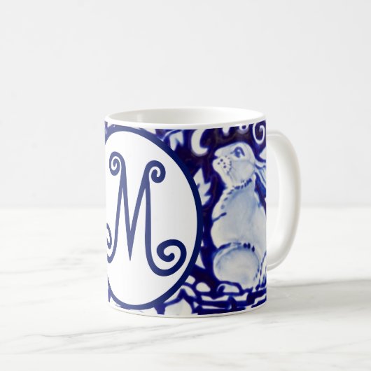 Blaues Weißes Kaninchen Bunny Floral Monogram Eleg Kaffeetasse (VorderseiteRechts)