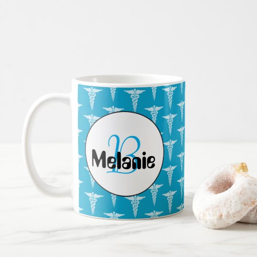 Blaues weißes Krankenschwestermustermonogramm Kaffeetasse (Mit Donut)