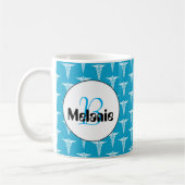 Blaues weißes Krankenschwestermustermonogramm Kaffeetasse (Links)