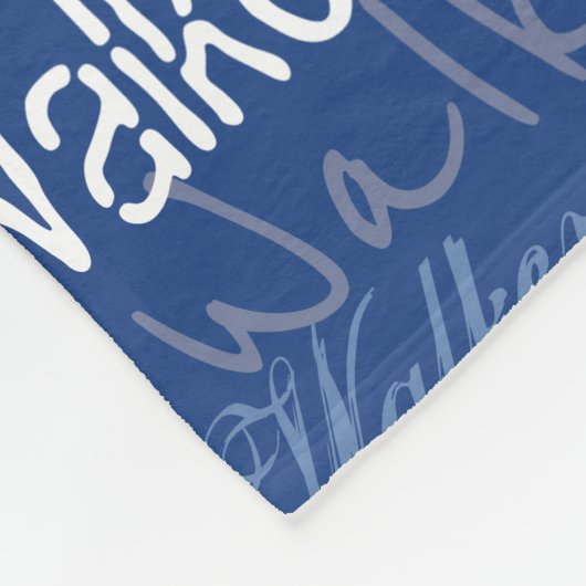 Blaues weißes Medium Länge Muster Typografie Fleecedecke (Ecke)