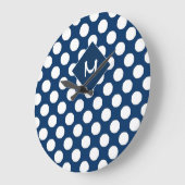 Blaues weißes Polka-Dot-Muster Monogramm Große Wanduhr (Winkel)