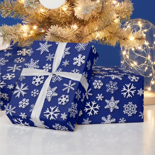 Blaues weißes Schneeflocken Weihnachtsmuster Geschenkpapier (Feiertage)