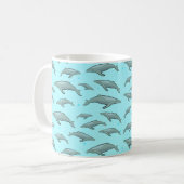Blaues Whale Muster auf hellblauem Hintergrund Kaffeetasse (Vorderseite Links)