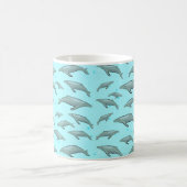 Blaues Whale Muster auf hellblauem Hintergrund Kaffeetasse (Mittel)