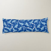 Blaues Wiederholungsmotiv | Koi Fish Pattern Seitenschläferkissen (Rückseite)