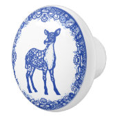 Blaues Willow Design Blumentaube steht genau vor d Keramikknauf (Rechts)