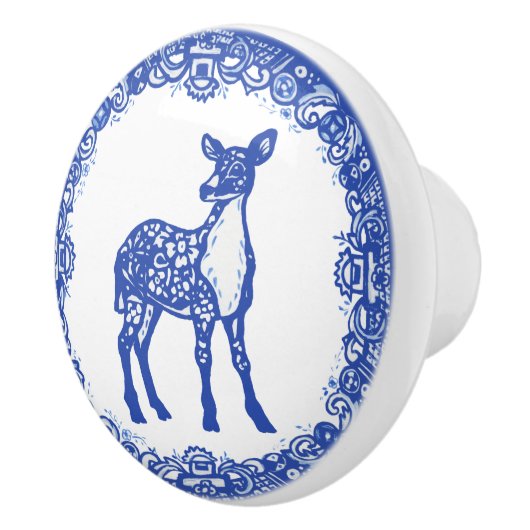 Blaues Willow Design Blumentaube steht genau vor d Keramikknauf (Rechts)