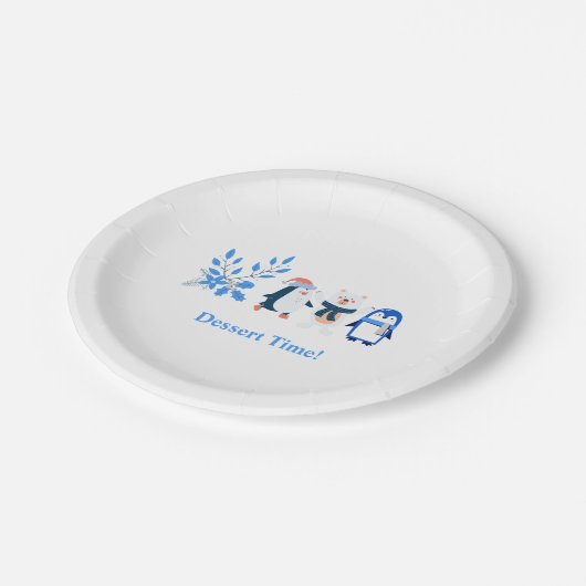 Blaues Winterwunderland Pinguine Eisbärendessert Pappteller (Schrägansicht)
