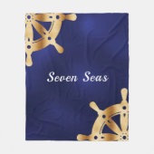 Blaues Yachtboot Name Gold Lenkrad Fleecedecke (Vorderseite)