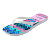 Blaues Zickzack Muster mit Name Badesandalen (Schrägansicht)