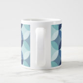 Blaues Zirkularmuster Jumbo-Tasse (Rückseite)