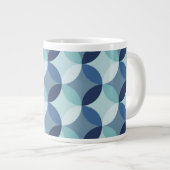 Blaues Zirkularmuster Jumbo-Tasse (Vorderseite Rechts)