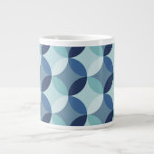 Blaues Zirkularmuster Jumbo-Tasse (Vorderseite)