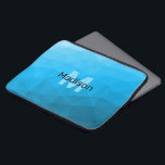 Blaues zyangradientengeometrisches Monogramm Laptopschutzhülle<br><div class="desc">Monogram Personalize mit Ihrem benutzerdefinierten Initial und Namen. Dreieck geometrische Masche mit dunkelblauem Ober-Farbverlauf, Muster, Ober, Masche, Dreiecke, Geometrie, Gefälle, cool, Dreieck, hell, blau, cyan</div>