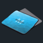 Blaues zyangradientengeometrisches Monogramm Laptopschutzhülle<br><div class="desc">Monogram Personalize mit Ihrem benutzerdefinierten Initial und Namen. Dreieck geometrische Masche mit dunkelblauem Ober-Farbverlauf,  Muster,  Ober,  Masche,  Dreiecke,  Geometrie,  Gefälle,  cool,  Dreieck,  hell,  blau,  cyan</div>