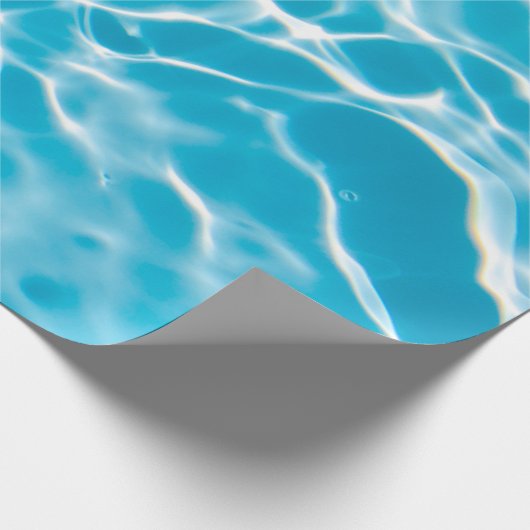 Blaufarbene klare, ruhige Wasseroberfläche mit Tex Geschenkpapier (Ecke)