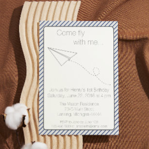 Blaugestrichene Papierflugzeug zum Geburtstag einl Einladung