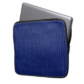 Blaugestrickte Wolle nah Laptopschutzhülle (Vorderseite Links)