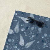 Blaugraue Blattmuster und Beerenmuster Strandtuch (Beispiel)