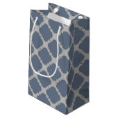 Blaugraue Quarrefolie Kleine Geschenktüte (Rückseite Schrägansicht)