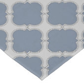 Blaugraue Quarrefolie Tischdecke (Schrägansicht)