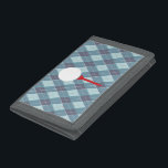 Blaugraue Raute gemusterte karierte Golfer Tee Tri-fold Geldbeutel<br><div class="desc">Traditionelles Golfen Raute (Argyll) Diamantschlauch karierte Brieftasche. Ideal,  um ein wenig lockeres Geld mit Ihren Golfschlägern behalten. Entworfen von Sarah Trett.</div>