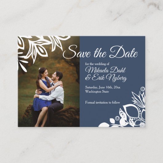 Blaugraue Save the Date-Karte mit weißem Blumenrah Hinweiskarte (Vorderseite)