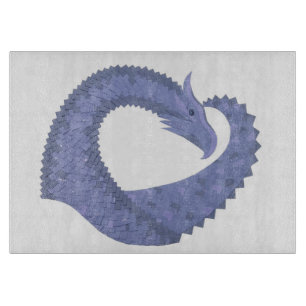 Blaugrauer Drache auf weiß Schneidebrett