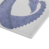 Blaugrauer Drache auf weiß Schneidebrett (Ecke)