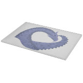 Blaugrauer Drache auf weiß Schneidebrett (Ecke)