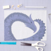 Blaugrauer Drache auf weiß Seidenpapier (Handwerk)