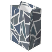 Blaugraues Mosaikmuster Mittlere Geschenktüte (Vorderseite Schrägansicht)