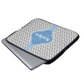 Blaugraues Zickzack Muster und Monogramm Laptopschutzhülle (Vorne Knopf)
