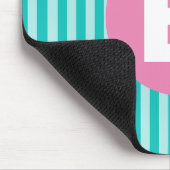Blaugrüne vertikal gestreifte rosa Kreis-Monogramm Mousepad (Ecke)