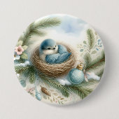 Blaumeisennest mit Ornamenten in Winterkiefern Button (Vorderseite)