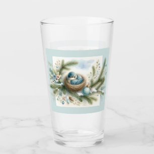 Blaumeisennest mit Ornamenten in Winterkiefern Glas