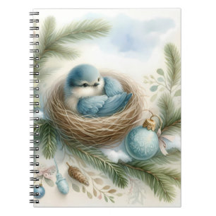 Blaumeisennest mit Ornamenten in Winterkiefern Notizblock