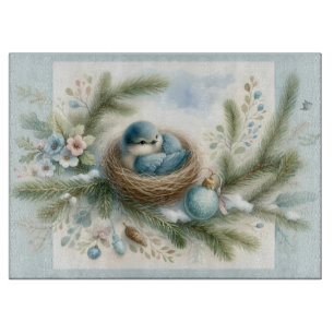 Blaumeisennest mit Ornamenten in Winterkiefern Schneidebrett